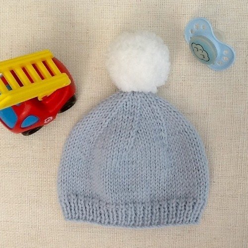 Bonnet Bebe Bleu A Pompon Blanc Un Grand Marche