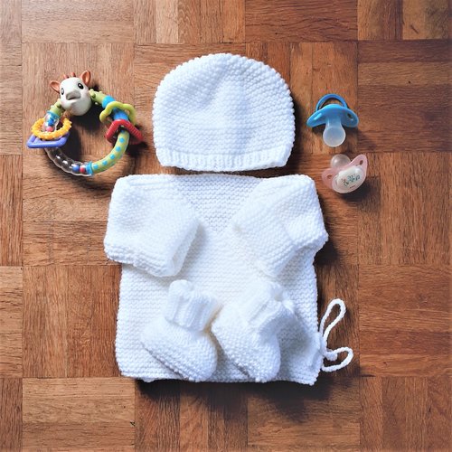 Ensemble bébé blanc composé d'une brassière d'un bonnet et de chaussons, tricot, laine, layette, cadeau naissance