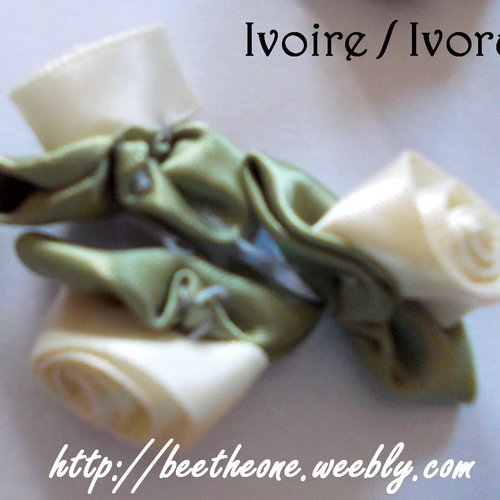 Applique fleur rose en satin (à coudre ou coller) - blanc ivoire et feuilles vertes
