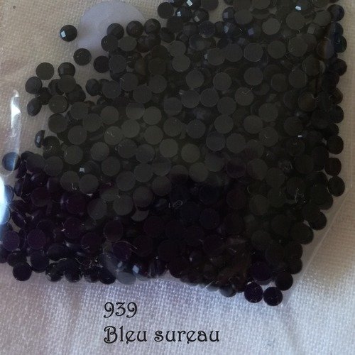 1 g (+/- 240 pièces) de cabochons strass ronds à facettes - 2 mm - n° dmc 939 bleu sureau - pour broderie diamant/diamond painting
