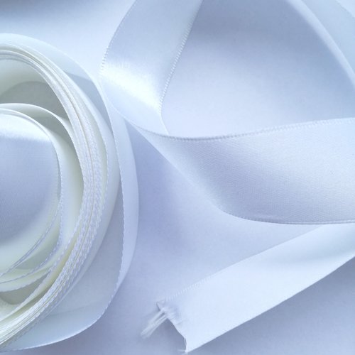 Ruban satin double face - 25 mm x 1 m - blanc - pour couture, scrapbooking, décoration...