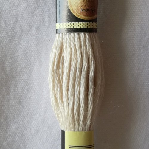 Fil à broder - équivalent n° dmc 3033 beige flanelle - écheveau de coton mouliné pour broderie - 8 m - 6 brins