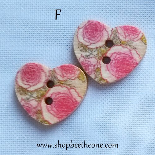 Bouton petit coeur "fleurs roses et rouges" en bois façon vintage - 17 mm - modèle f
