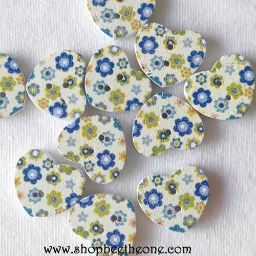 Bouton petit coeur "fleurs bleues et blanches" en bois - 17 mm - modèle b