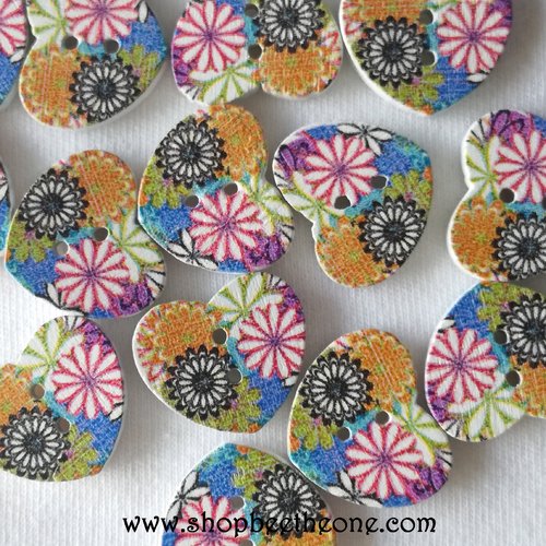 Bouton petit coeur "fleurs multicolores" en bois - 17 mm - modèle a