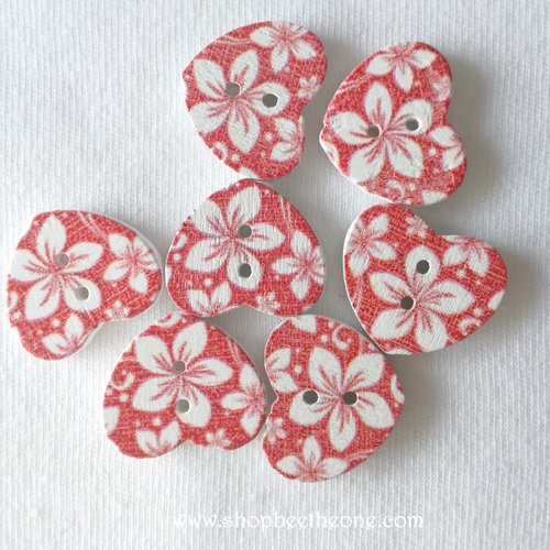 Bouton petit coeur - 17 mm - "fleurs blanches sur fond rouge" en bois