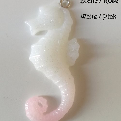 Breloque hippocampe bicolore en résine pailletée - 42 mm - blanc/rose