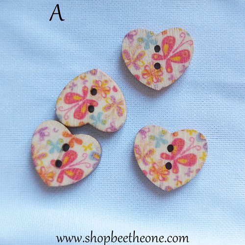 Bouton petit coeur "papillons et fleurs multicolores" en bois façon vintage - 17 mm - modèle a