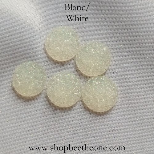 Cabochon rond demi-perle effet druzy (géode) - blanc - reflets pailletés multicolores - 12 mm