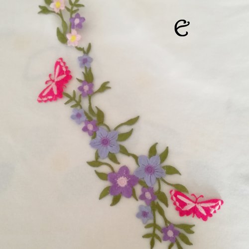 Maxi applique broderie patch thermocollant tige fleur avec papillons 27 x 6,5 cm (à coudre ou repasser) - coloris e