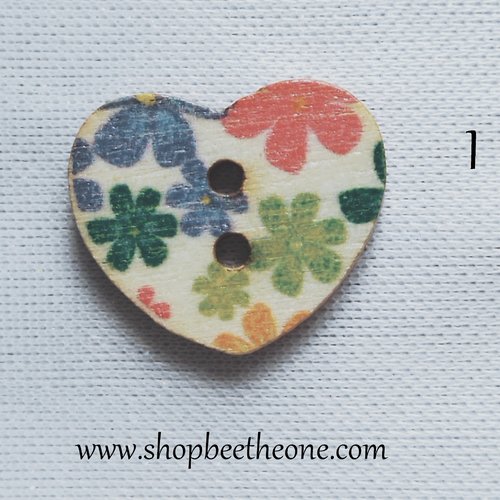 Bouton petit coeur "fleurs multicolores" en bois façon vintage - 17 mm - modèle i
