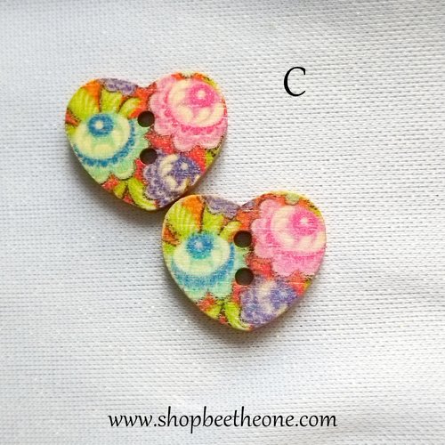 Bouton petit coeur "fleurs multicolores sur fond rose ou orange" en bois façon vintage - 17 mm - modèle c