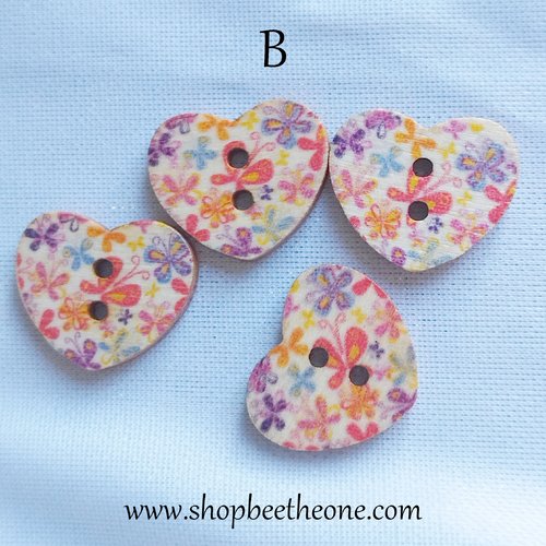 Bouton petit coeur "papillons et fleurs multicolores" en bois façon vintage - 17 mm - modèle b
