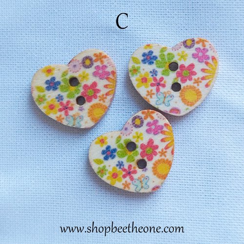 Bouton petit coeur "papillons et fleurs multicolores" en bois façon vintage - 17 mm - modèle c