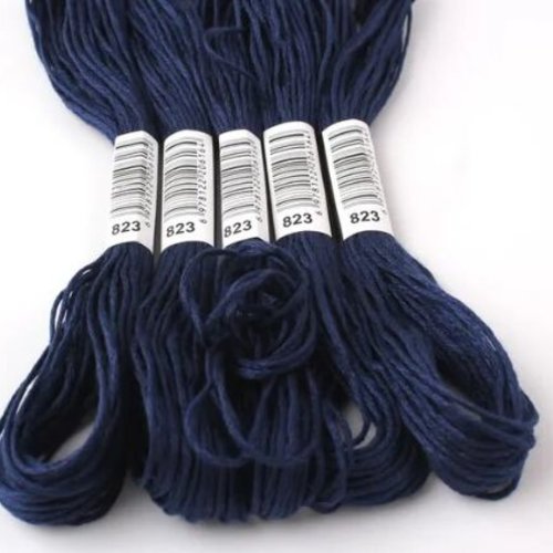 Fil à broder - équivalent n° dmc 823 bleu myrtille - écheveau de coton mouliné pour broderie - 8 m - 6 brins