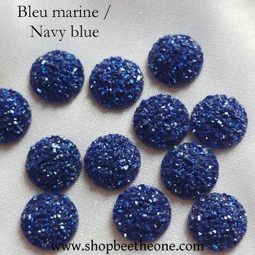Cabochon rond demi-perle effet druzy (géode) - 12 mm - bleu marine - reflets pailletés ton sur ton
