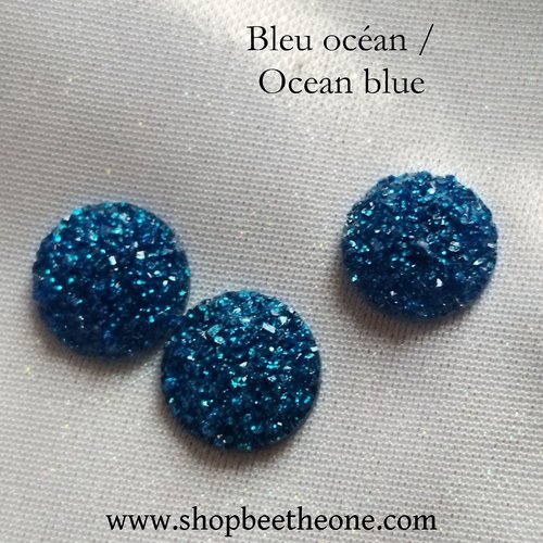 Cabochon rond demi-perle effet druzy (géode) - 12 mm - bleu océan - reflets pailletés ton sur ton