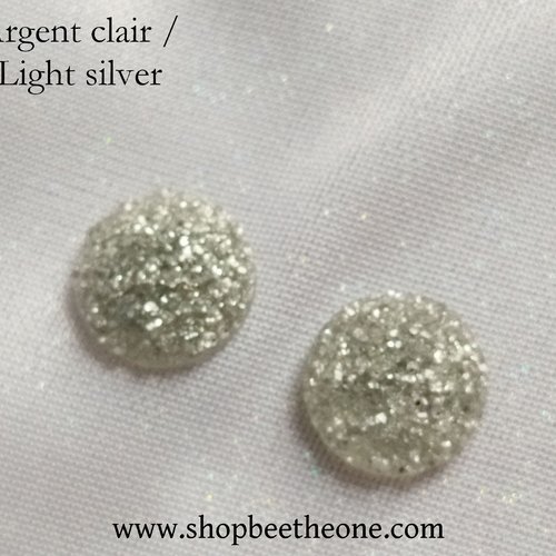 Cabochon rond demi-perle effet druzy (géode) - 12 mm - argent clair - reflets pailletés ton sur ton