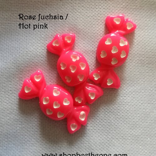 Cabochon plat "bonbon à coeurs" pour embellissement ou miniature - 23 mm - rose fuchsia