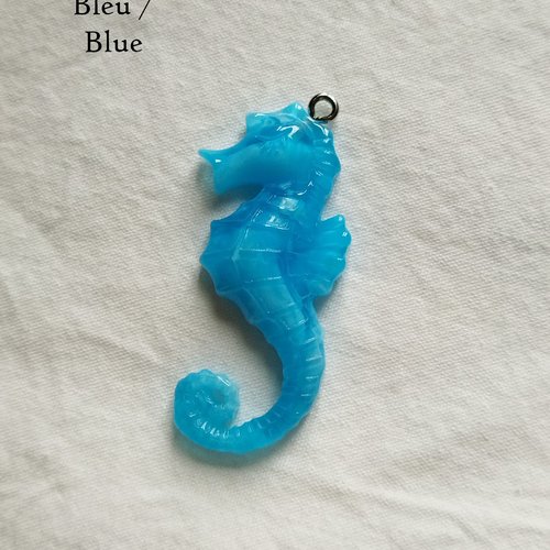 Breloque hippocampe bicolore en résine pailletée - 42 mm - bleu