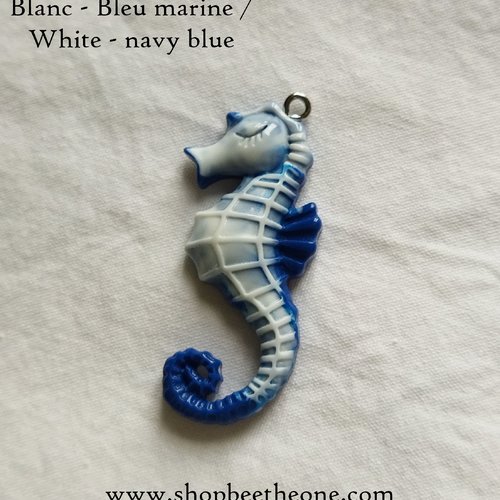 Breloque hippocampe bicolore en résine pailletée - 42 mm - blanc/bleu marine