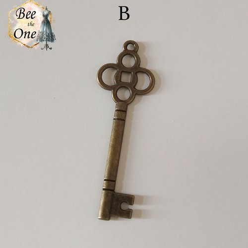 Breloque clé stylisée - modèle b