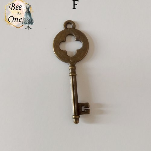 Breloque clé stylisée - modèle f