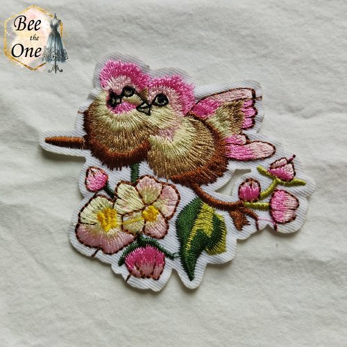 Ecusson patch brodé applique couple d'oiseaux sur branche fleurie - 8,5 cm x 7 cm (à coudre ou repasser)