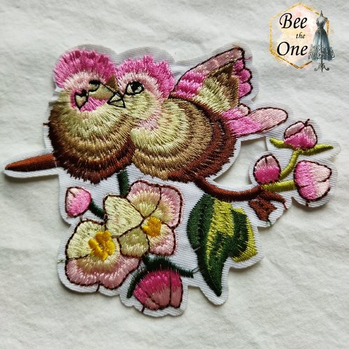 Ecusson patch brodé applique couple d'oiseaux sur branche fleurie - 10,7 cm x 12,7 cm (à coudre ou repasser)