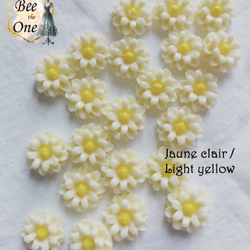 Cabochon plat "petite fleur colorée" pour embellissement ou miniature - 12 mm - jaune clair