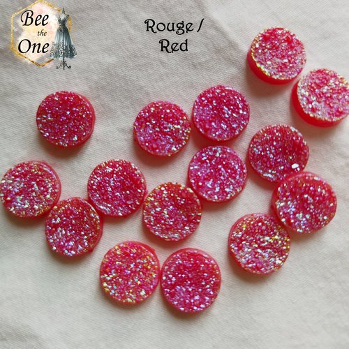 Cabochon rond palet plat effet druzy (géode) - reflets pailletés multicolores - 12 mm - rouge
