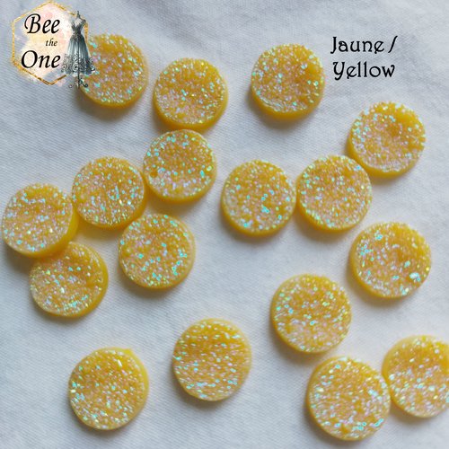 Cabochon rond palet plat effet druzy (géode) - reflets pailletés multicolores - 12 mm - jaune