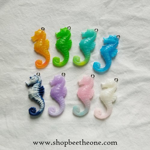 Lot de 4 breloques hippocampe bicolore en résine pailletée - 42 mm - mix