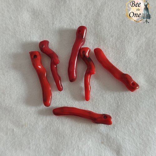 Lot de 4 breloques corail rouge en acrylique - environ 28 mm - modèles 1 branche