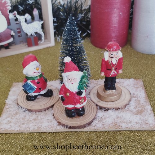 Décoration - scène avec figurines de noël, sapin et neige, sur planche en bois