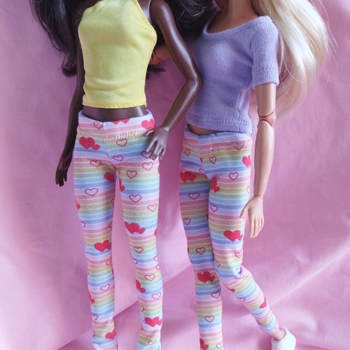 Vêtement pantalon collant leggings long motif rayures arc-en-ciel et coeurs pour poupées barbie - 4 tailles - collection basics