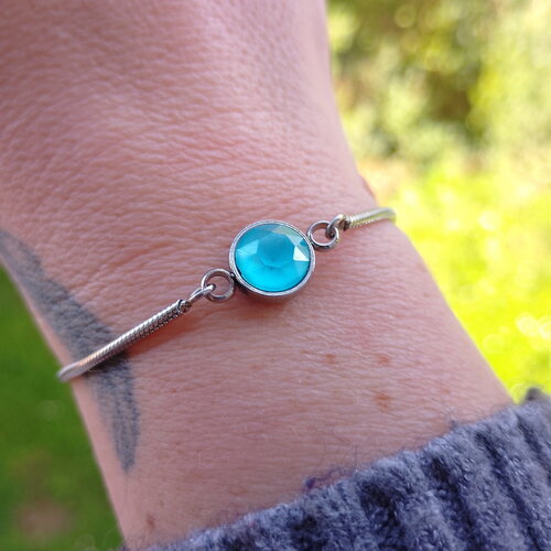 Bracelet en acier inoxydable argenté et cristal bleu • bijoux femmes • tendance • idée cadeau • bijou bracelet