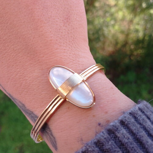 Bracelet jonc en acier inoxydable doré et sa pierre de lune • bijoux femmes • idée cadeau • bijou bracelet • bohème • réglable