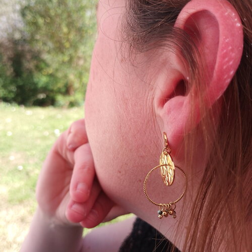 Boucles d'oreilles pendantes en acier inoxydable doré et ses trois perles pour femme tendance