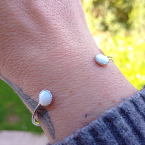 Bracelet jonc argenté et ses pierres en nacre blanches • bijoux femmes • tendance • idée cadeau • bijou bracelet • bohème