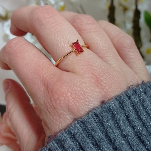 Bague ajustable doré avec strass rouge • bagues réglables •  bijoux femme • idée cadeau femme • tendance