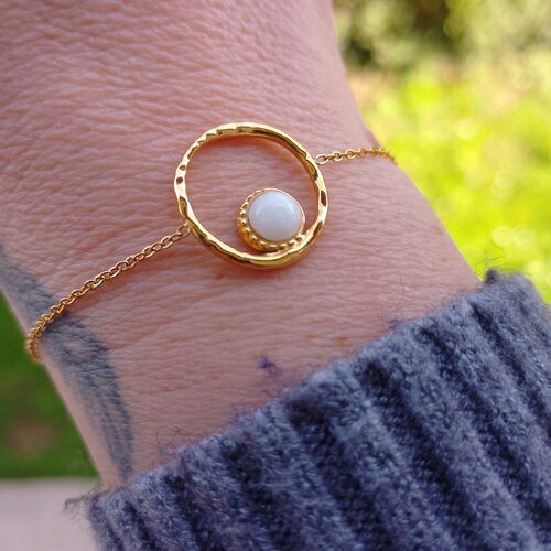 Bracelet doré et son pendentif rond évidé avec pierre blanche • bijoux femmes • tendance • idée cadeau • bijou bracelet