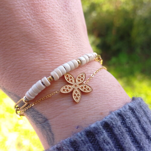 Bracelet deux rangs fleurs et perles blanches • bijoux femmes • tendance • idée cadeau • bijou bracelet • bohème