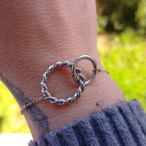 Bracelet cercle entrelacé en acier inoxydable argenté • bijoux femmes • tendance • idée cadeau • bijou bracelet