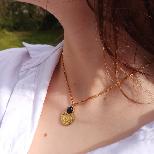 Collier labyrinthe court doré et sa pierre blue sand stone • cadeau femme • bijou pour femme • tendance