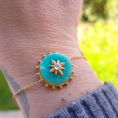 Bracelet en acier inoxydable doré et sa pierre bleue étoilée • bijoux femmes • tendance • idée cadeau • bijou bracelet