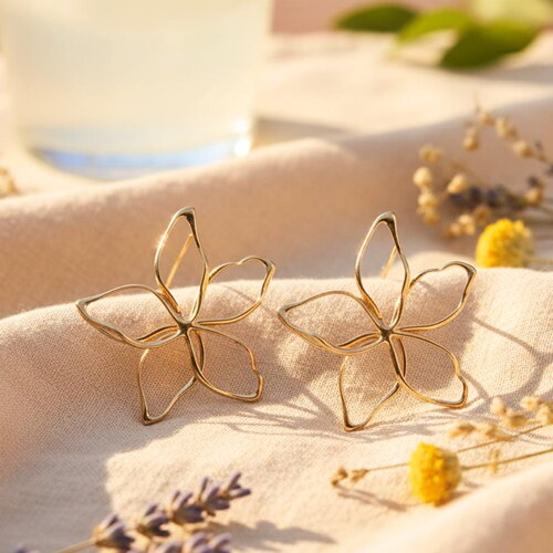 Boucles d’oreilles fleur dorée ajourée en acier inoxydable – bijou élégant léger style bohème