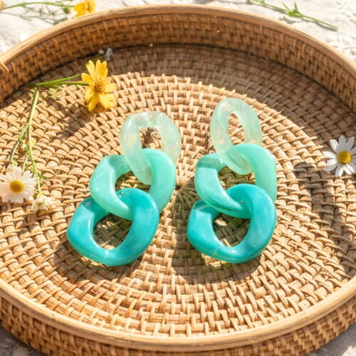 Boucles d’oreilles maillons xxl en acétate coloré – bijoux légers femme, style tendance été