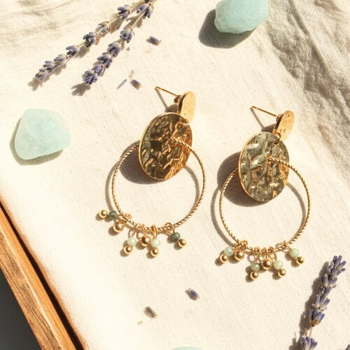 Boucles d’oreilles dorées martelées avec pampilles – acier inoxydable et pierres naturelles vertes