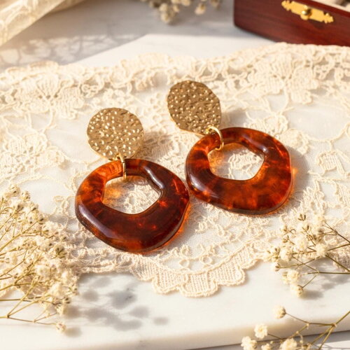 Boucles d’oreilles dorées et résine ambrée – bijou femme tendance et élégant